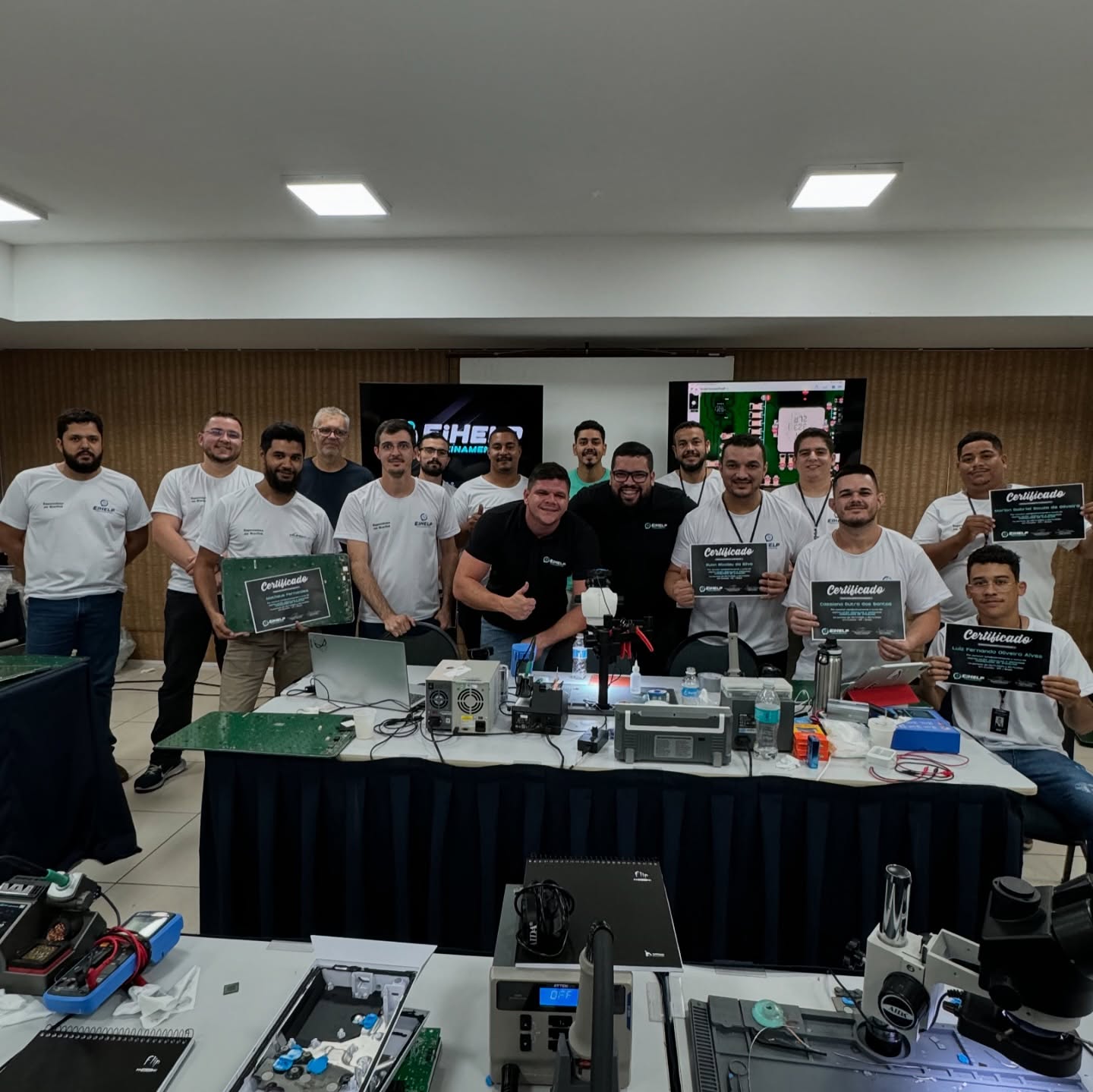 Turma presencial em bancada de reparo — EiHelp Treinamentos